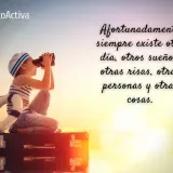 Niña marinera con prismáticos, sentada en una maleta, inspira frases positivas para un feliz y bonito día.