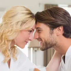 Una pareja se mira tiernamente, frentes juntas. Ella rubia, él moreno. Quizás ella busca en él la ternura que busca una mujer en un hombre.