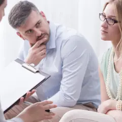 Pareja en terapia, reflexionando sobre cómo luchar por amor.