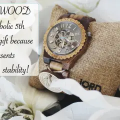 Reloj de madera, regalo simbólico que se celebra a los 5 años de casados, representa fuerza y estabilidad.