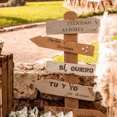 Señalización rústica con frases románticas como "Sí, quiero" y "Tu y yo, un destino". Ideas para rincones de boda.