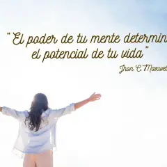 Mujer con brazos extendidos, inspirada por la frase "El poder de tu mente determina el potencial de tu vida". Fomenta los pensamientos positivos.