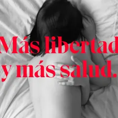 Persona durmiendo desnuda, abrazándose. El texto rojo dice "Más libertad y más salud.