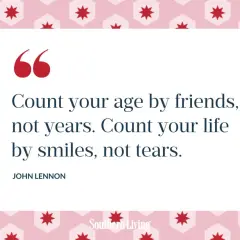 Frases cortas sobre tu sonrisa: "Cuenta tu edad por amigos, no por años. Cuenta tu vida por sonrisas, no por lágrimas." - John Lennon.