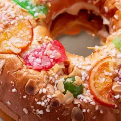 Rosca de Reyes decorada con frutas escarchadas y almendras. ¡Se puede congelar el roscon de reyes para disfrutarlo más tarde!