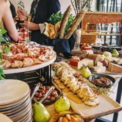 Bandeja de charcutería y quesos, con panes y frutas. ¡Ideas de catering para un evento especial!