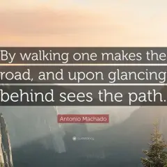 Paisaje montañoso con la cita de Antonio Machado: "Caminante, no hay camino, se hace camino al andar.