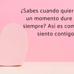 Un corazón rosa y la frase: "¿Sabes cuando quieres que un momento dure para siempre? Así es como me siento contigo". Perfectas frases para enamorar a tu pareja.