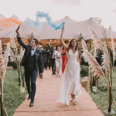 La entrada de los novios al banquete, con bengalas de humo naranja y azul, marca el inicio de la celebración.