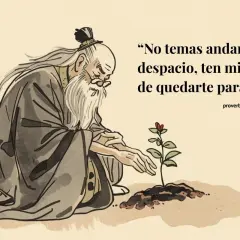 Anciano cuidando una planta, con el proverbio chino: "No temas andar despacio, ten miedo de quedarte parado.
