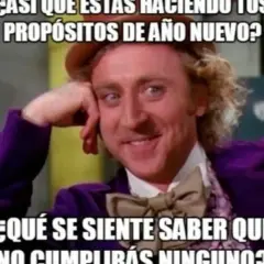 Willy Wonka con su sonrisa pícara, preguntando si ya estás haciendo tus propósitos de Año Nuevo. ¡Unas frases originales para felicitar el año con humor!