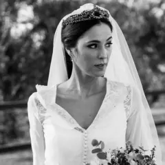 La novia de Juan Miranda, con velo y ramo, luce radiante.