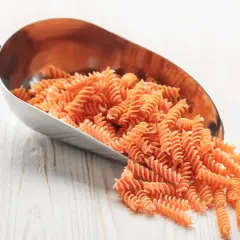 Cuchara metálica llena de macarrones integrales. Ideal para saber como calcular los macarrones por persona y planificar tus comidas.