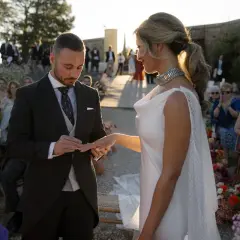 Novio pone anillo a novia. Un momento íntimo que simboliza los beneficios de casarse: amor, compromiso y una vida compartida.