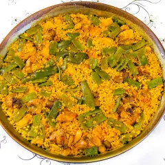 Paella de pollo y judías verdes, un plato que demuestra ser el mejor arroz para paella, con granos dorados y sabrosos.