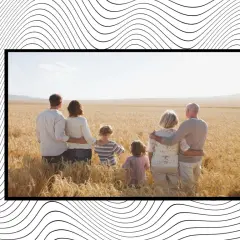 Familia reunida en un campo de trigo, unida por el amor. Reflexión frases familia.