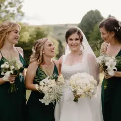 Novia sonriente con damas de honor, un momento perfecto para una boda de tarde.