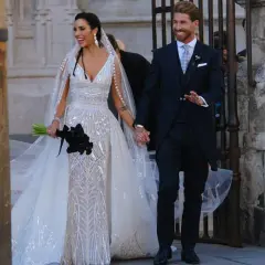 La feliz pareja en la boda de Pilar Rubio y Sergio Ramos. Ella luce un espectacular vestido de novia, él un elegante traje.