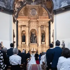 Novios frente al altar, invitados observan. Cumpliendo los requisitos para casarse por la iglesia, un día especial.