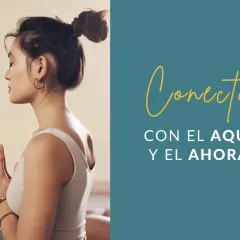Mujer meditando con las manos juntas, practicando mindfulness ejercicios para conectar con el aquí y el ahora.