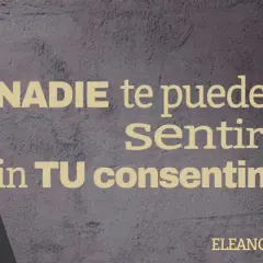 Puño levantado, símbolo de fuerza. Frases contra el bullying: "Nadie te puede hacer sentir inferior sin tu consentimiento." - Eleanor Roosevelt.