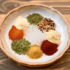Montón de especias variadas en un plato, perfectas para un delicioso pollo sazonado.