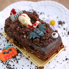 Tartas de Halloween originales: un postre de chocolate con calavera, murciélago y tumba, ¡perfecto para la noche de brujas!