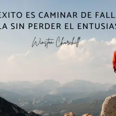 Un excursionista en la cima de una montaña, contemplando un paisaje, con frases de logros y esfuerzos.