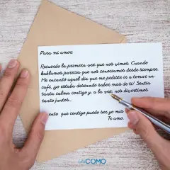 Una mano sostiene una pluma sobre una carta de amor para mi novio. El texto evoca el primer encuentro y la conexión instantánea.