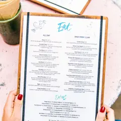 Un menú de restaurante con opciones para un menú para bautizo. Incluye platos como tostadas, ensaladas y sándwiches.