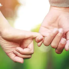Manos entrelazadas, un símbolo de amor y compromiso. Inspiración para frases de parejas exitosas que construyen un futuro juntos.