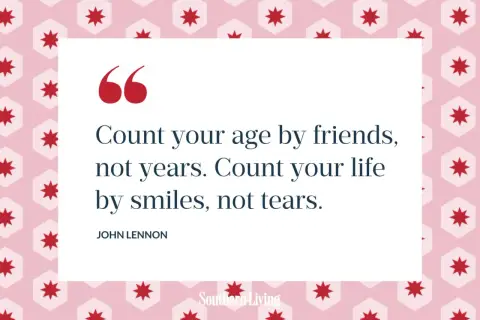 Frases cortas sobre tu sonrisa: "Cuenta tu edad por amigos, no por años. Cuenta tu vida por sonrisas, no por lágrimas." - John Lennon.