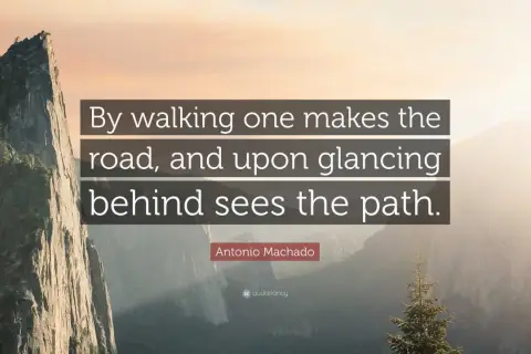 Paisaje montañoso con la cita de Antonio Machado: "Caminante, no hay camino, se hace camino al andar.