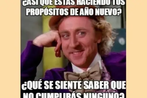 Willy Wonka con su sonrisa pícara, preguntando si ya estás haciendo tus propósitos de Año Nuevo. ¡Unas frases originales para felicitar el año con humor!
