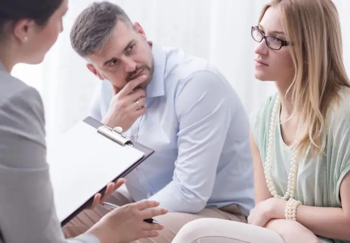 Pareja en terapia, reflexionando sobre cómo luchar por amor.