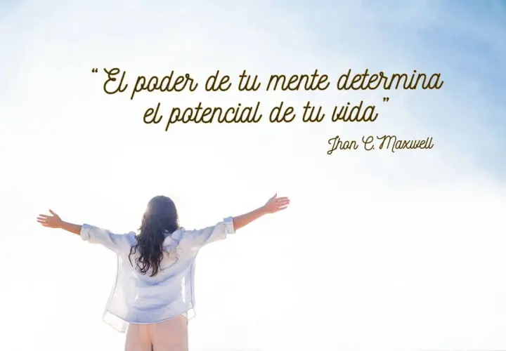 Mujer con brazos extendidos, inspirada por la frase "El poder de tu mente determina el potencial de tu vida". Fomenta los pensamientos positivos.