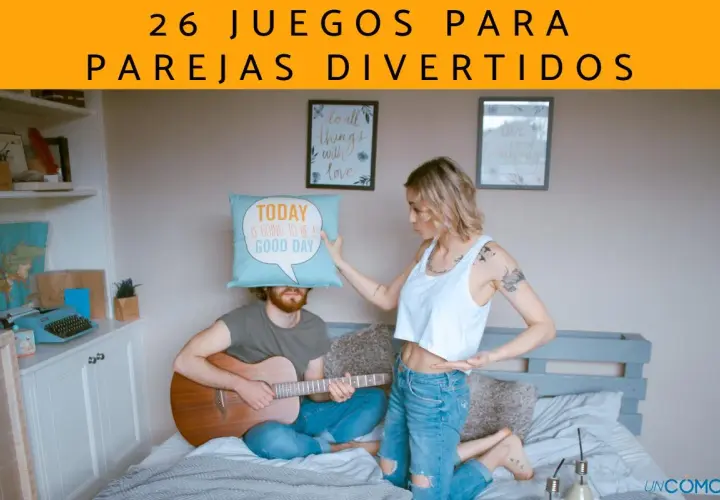 Pareja en cama, él toca guitarra con cojín en la cabeza, ella señala. Ideas de qué hacer con tu novio para no aburrirse.
