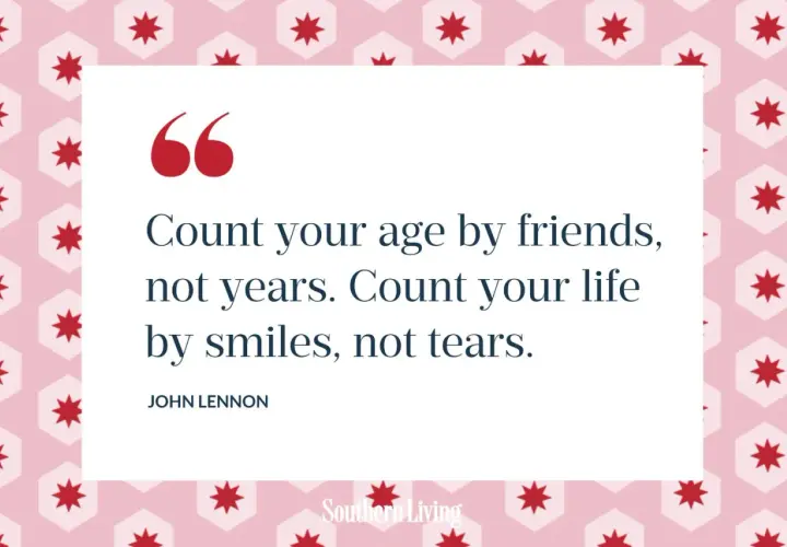 Frases cortas sobre tu sonrisa: "Cuenta tu edad por amigos, no por años. Cuenta tu vida por sonrisas, no por lágrimas." - John Lennon.