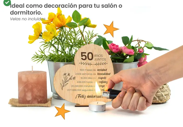 Corazón de madera con "50 Años Juntos" y detalles de flores. Un encendedor ilumina una vela, celebrando un feliz aniversario 50 años de casados.