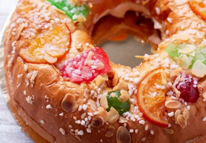 Rosca de Reyes decorada con frutas escarchadas y almendras. ¡Se puede congelar el roscon de reyes para disfrutarlo más tarde!