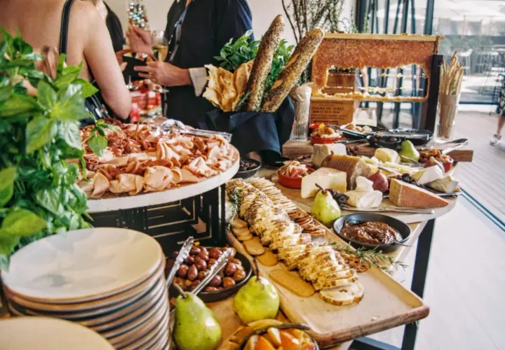 Bandeja de charcutería y quesos, con panes y frutas. ¡Ideas de catering para un evento especial!