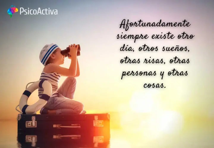 Niña marinera con prismáticos, sentada en una maleta, inspira frases positivas para un feliz y bonito día.