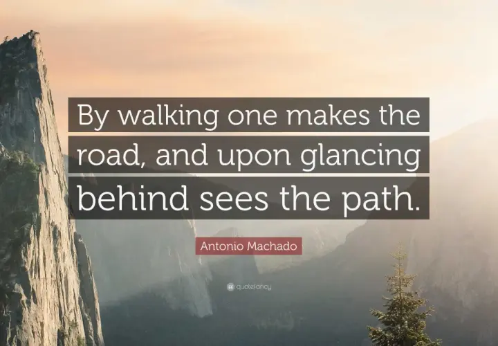 Paisaje montañoso con la cita de Antonio Machado: "Caminante, no hay camino, se hace camino al andar.