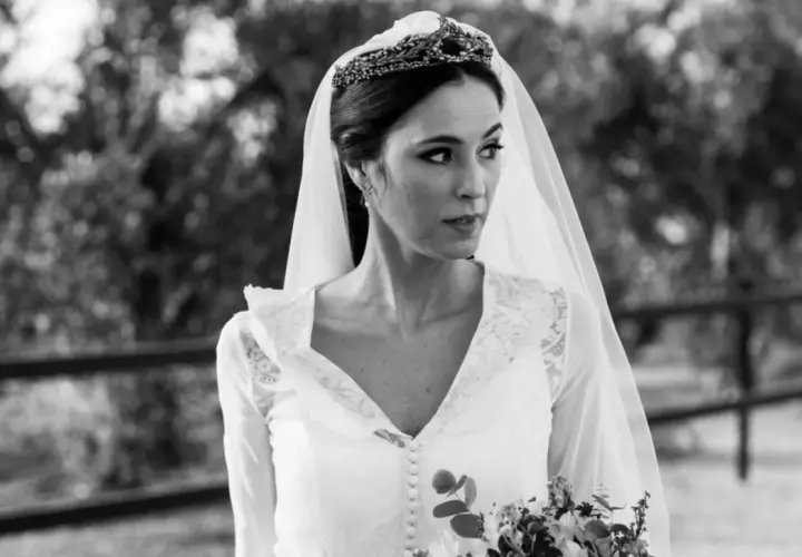 La novia de Juan Miranda, con velo y ramo, luce radiante.