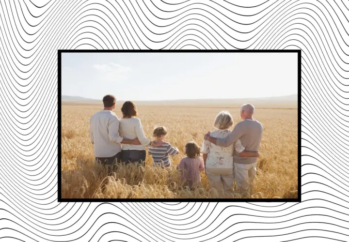 Familia reunida en un campo de trigo, unida por el amor. Reflexión frases familia.