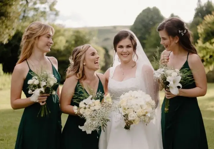 Novia sonriente con damas de honor, un momento perfecto para una boda de tarde.