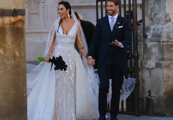 La feliz pareja en la boda de Pilar Rubio y Sergio Ramos. Ella luce un espectacular vestido de novia, él un elegante traje.