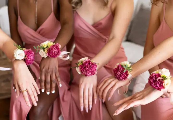 Manos con ramilletes florales, un detalle común en el bridal shower, simbolizando la unión y celebración.