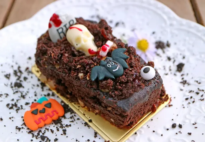 Tartas de Halloween originales: un postre de chocolate con calavera, murciélago y tumba, ¡perfecto para la noche de brujas!