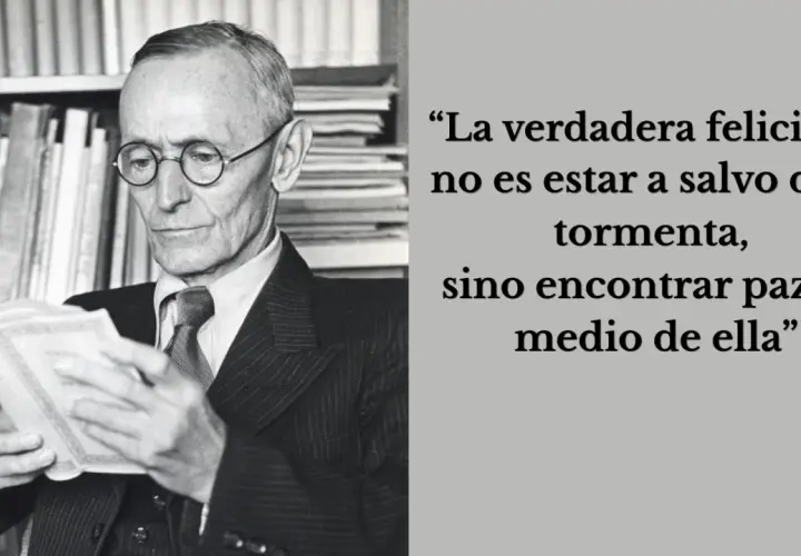 Un hombre mayor con gafas lee un libro, rodeado de estanterías. Una cita de Hermann Hesse frases inspira: "La verdadera felicidad no es estar a salvo de la tormenta, sino encontrar paz en medio de ella".